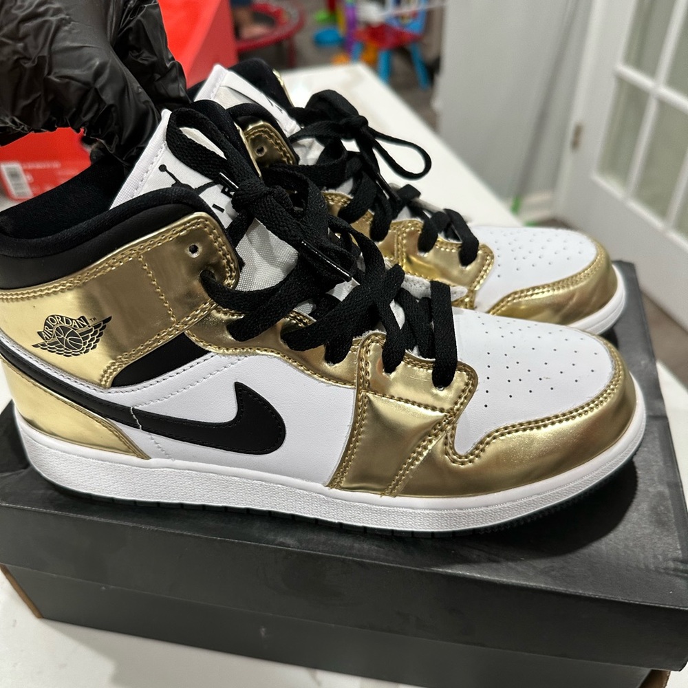 Jordan 1 Gold Mid Metallic